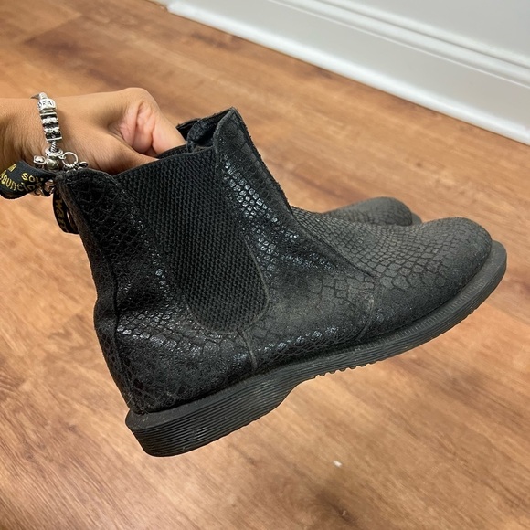 Dr Martens FLORA SNAKE-PATTERN CHELSEA BOOTS BLACK - Picture 9 of 10